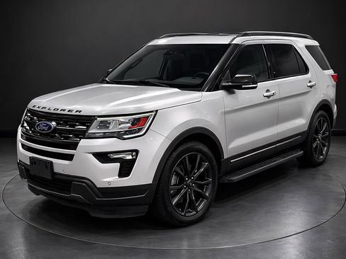 Used 2018 Ford Explorer XLT w/ Equipment Group 202A image 1