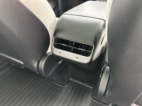 Used 2024 Tesla Model Y Long Range image 18