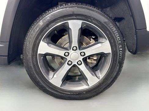 Used 2023 Jeep Grand Cherokee Limited image 29