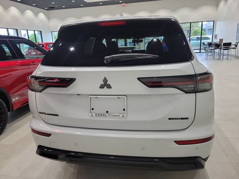 New 2026 Mitsubishi Outlander LE FWD image 5
