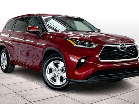 Used 2021 Toyota Highlander LE image 2