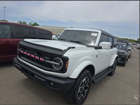 Used 2025 Ford Bronco Outer Banks AWD/4WD image 1