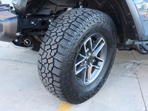 Used 2024 Jeep Gladiator Mojave w/ Technology Group image 21