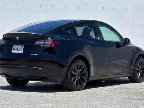 Used 2023 Tesla Model Y Long Range AWD/4WD image 3