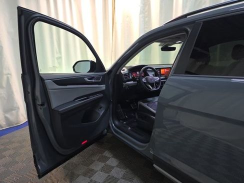 Used 2024 Volkswagen Atlas Peak Edition SE image 11