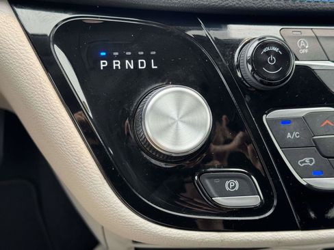 Used 2021 Chrysler Pacifica Touring-L FWD image 28