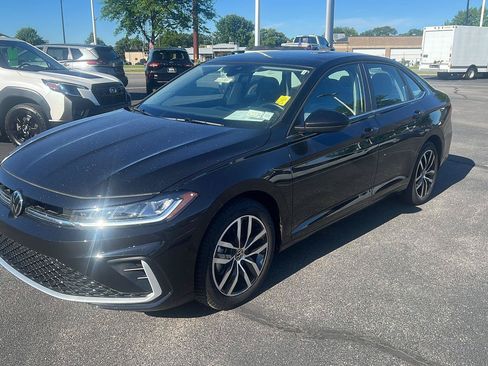 Used 2025 Volkswagen Jetta SE FWD image 13
