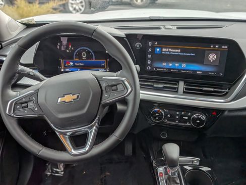 Certified 2025 Chevrolet Trax LT w/ LT Convenience Package image 18