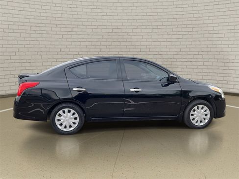 Used 2017 Nissan Versa SV image 4