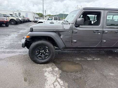 Used 2024 Jeep Gladiator Sport AWD/4WD image 11