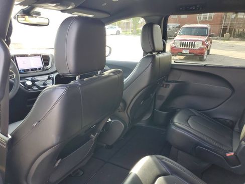 Used 2025 Chrysler Pacifica Select FWD image 11