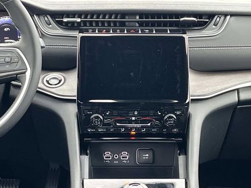 New 2025 Jeep Grand Cherokee Limited w/ Black Appearance Package image 15