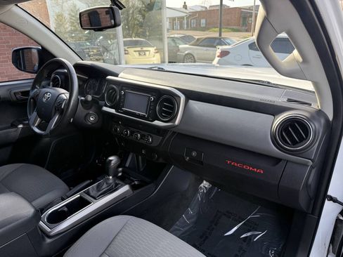 Used 2017 Toyota Tacoma SR5 w/ Exterior Package AWD/4WD image 9