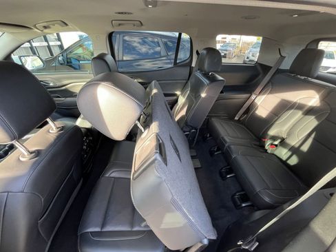 Used 2023 GMC Acadia SLT image 32
