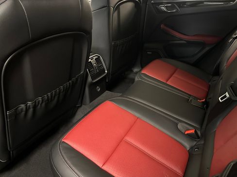 Certified 2025 Porsche Macan image 14