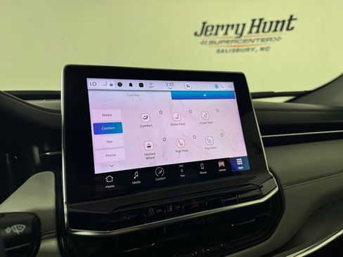 Used 2023 Jeep Compass Limited w/ Elite Group AWD/4WD image 17
