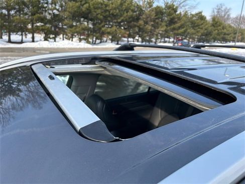 Used 2024 Toyota Highlander XLE image 16