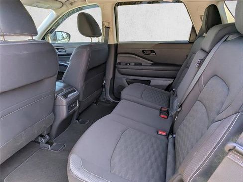 Used 2024 Nissan Pathfinder SV image 18