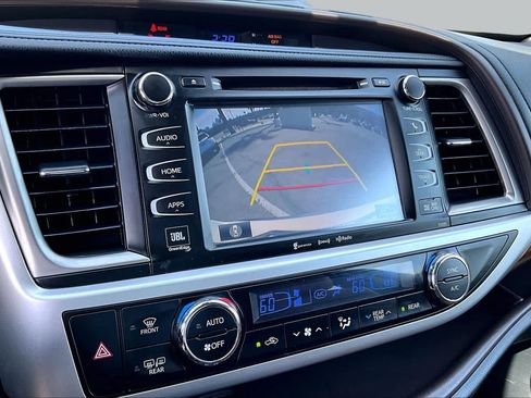 Used 2019 Toyota Highlander Limited Platinum FWD image 25