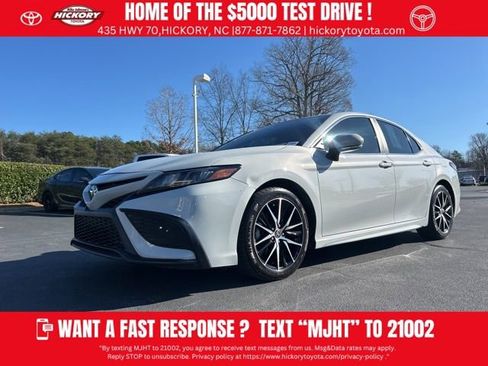 Used 2022 Toyota Camry SE w/ Convenience Package image 1