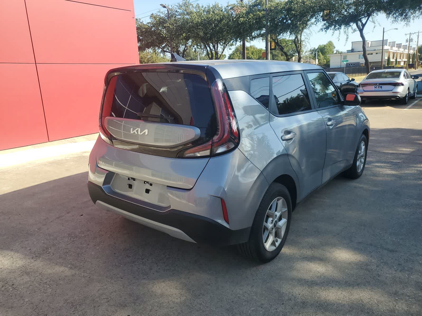 Used 2025 Kia Soul LX w/ LX Technology Package FWD image 6