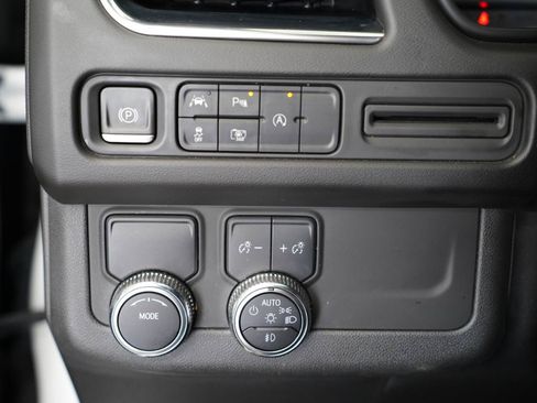 Used 2023 GMC Yukon SLT w/ SLT Premium Package RWD image 24