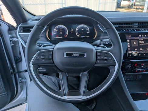 Used 2023 Jeep Grand Cherokee Altitude image 9