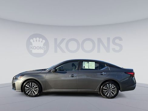 Used 2025 Nissan Altima 2.5 SV image 2