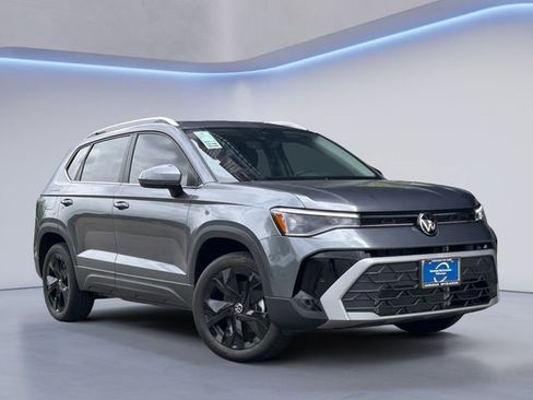New 2026 Volkswagen Taos SE FWD image 1