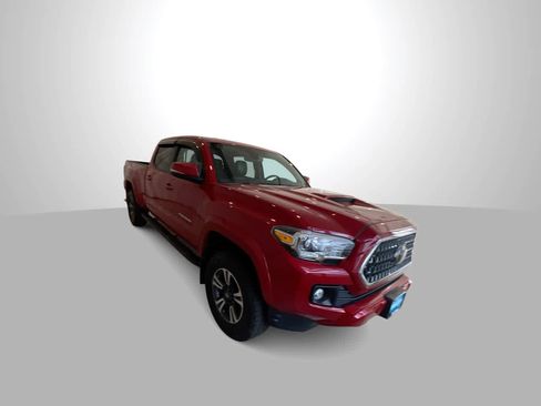 Used 2019 Toyota Tacoma TRD Sport w/ TRD Premium Sport Package AWD/4WD image 2