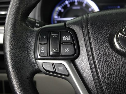 Used 2014 Toyota Highlander LE image 21