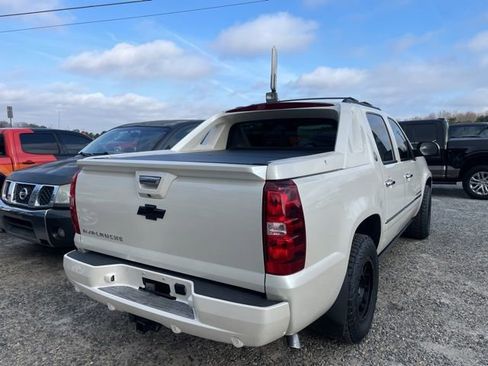 Used 2013 Chevrolet Avalanche LTZ image 3
