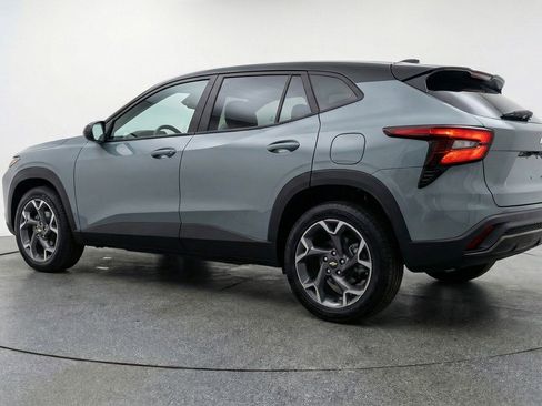 Used 2025 Chevrolet Trax LT w/ LT Convenience Package image 6