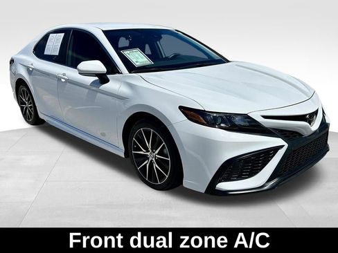 Used 2023 Toyota Camry SE image 3