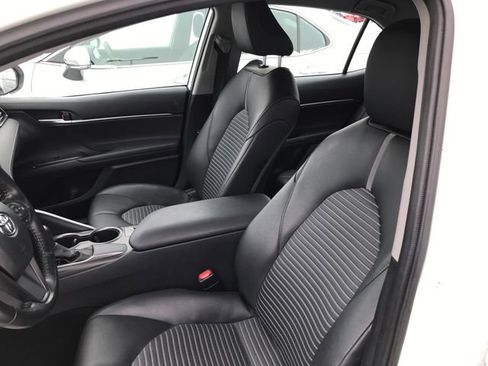 Used 2023 Toyota Camry SE image 4