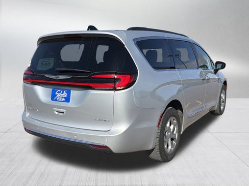 Used 2023 Chrysler Pacifica Limited image 7