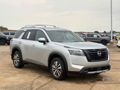 New 2025 Nissan Pathfinder SL image 4