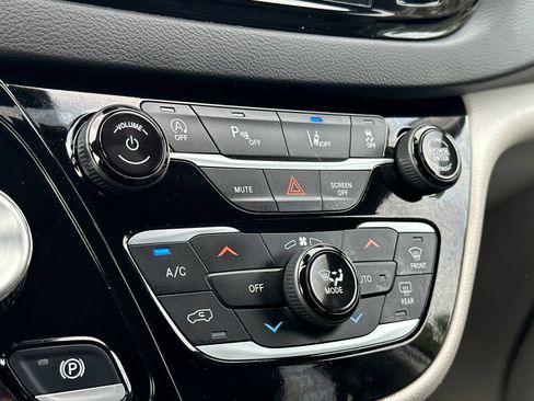 Used 2024 Chrysler Pacifica Touring-L FWD image 20