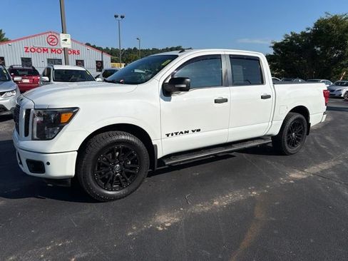 Used 2019 Nissan Titan SV w/ SV Convenience Package AWD/4WD image 4