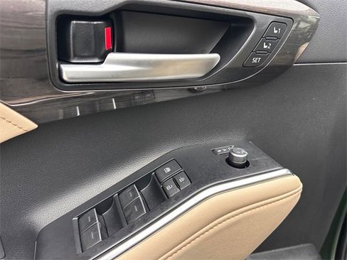 Used 2025 Toyota Highlander Limited image 16
