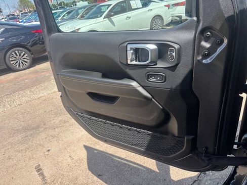 Used 2025 Jeep Wrangler Unlimited Sahara AWD/4WD image 18