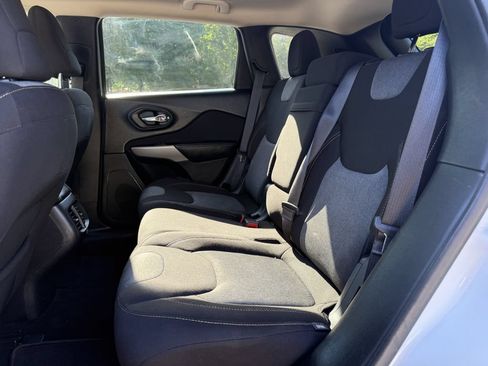 Used 2018 Jeep Cherokee Latitude w/ Altitude Package FWD image 11