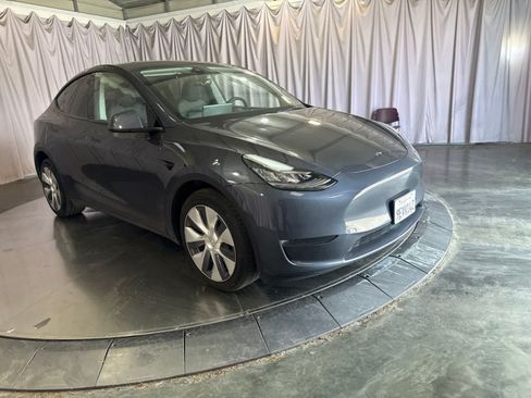 Used 2023 Tesla Model Y Long Range AWD/4WD image 3