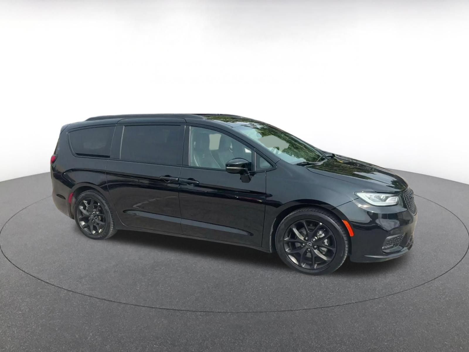 Used 2025 Chrysler Pacifica Limited FWD image 2