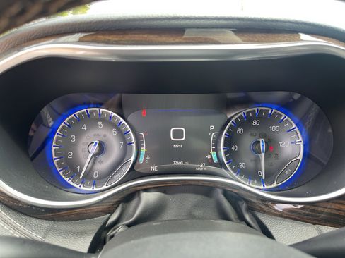 Used 2023 Chrysler Pacifica Limited image 23