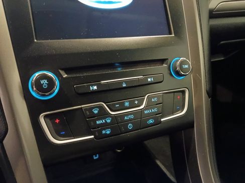 Used 2017 Ford Fusion SE w/ Fusion SE Technology Package FWD image 22