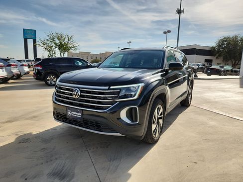 Used 2024 Volkswagen Atlas SE FWD image 2