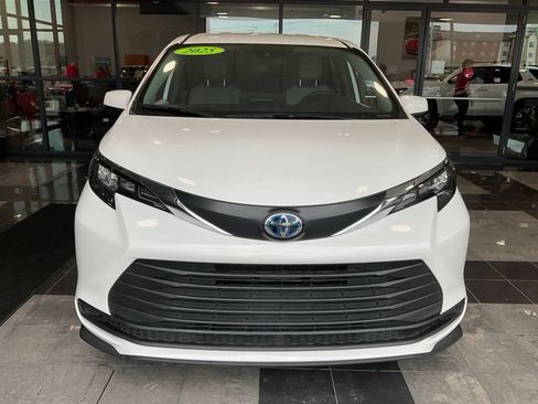 Certified 2025 Toyota Sienna LE FWD image 2