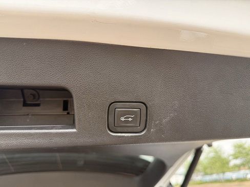 Certified 2025 Chevrolet Traverse LT FWD image 13