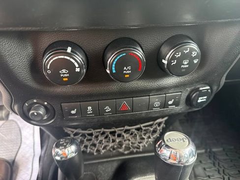 Used 2014 Jeep Wrangler Unlimited Rubicon AWD/4WD image 23